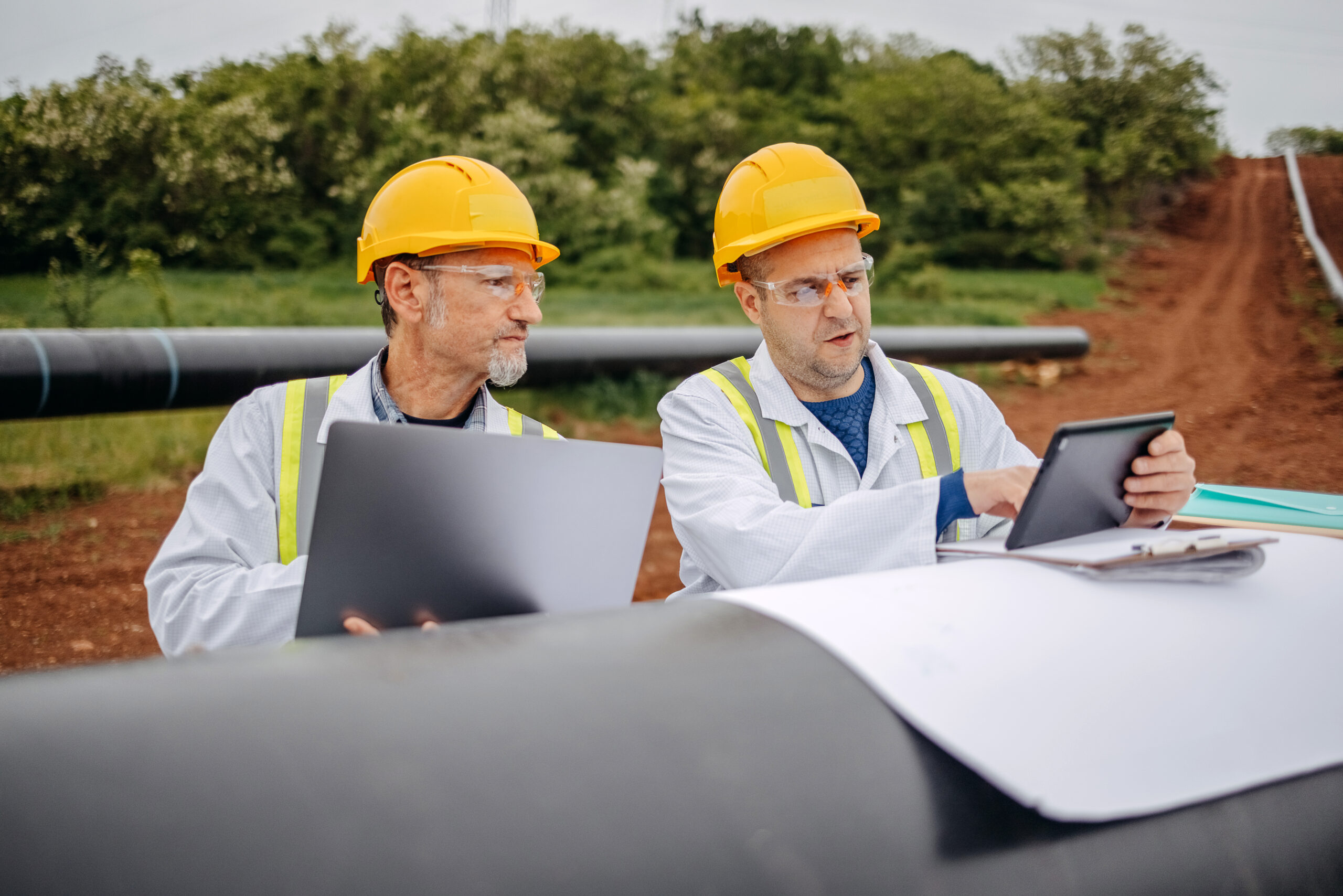 Ingenieure-kontrollieren-die-Baustelle
