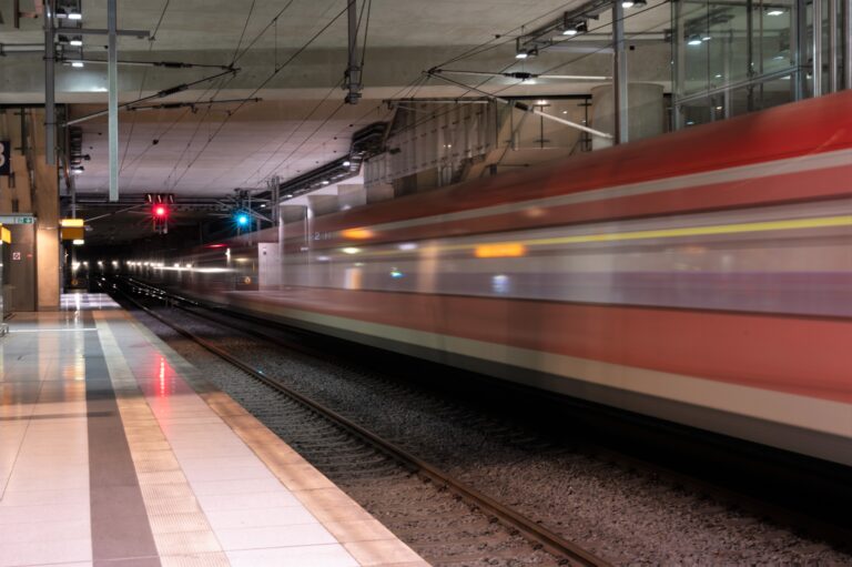 Optimization of existing personnel, vehicle and infrastructure capacities in rail transport